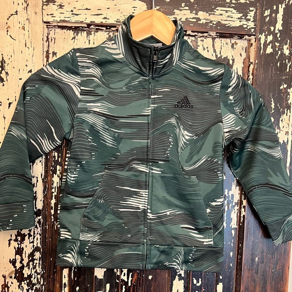 Adidas wave cammo toddler jacket. Unisex size 4T
